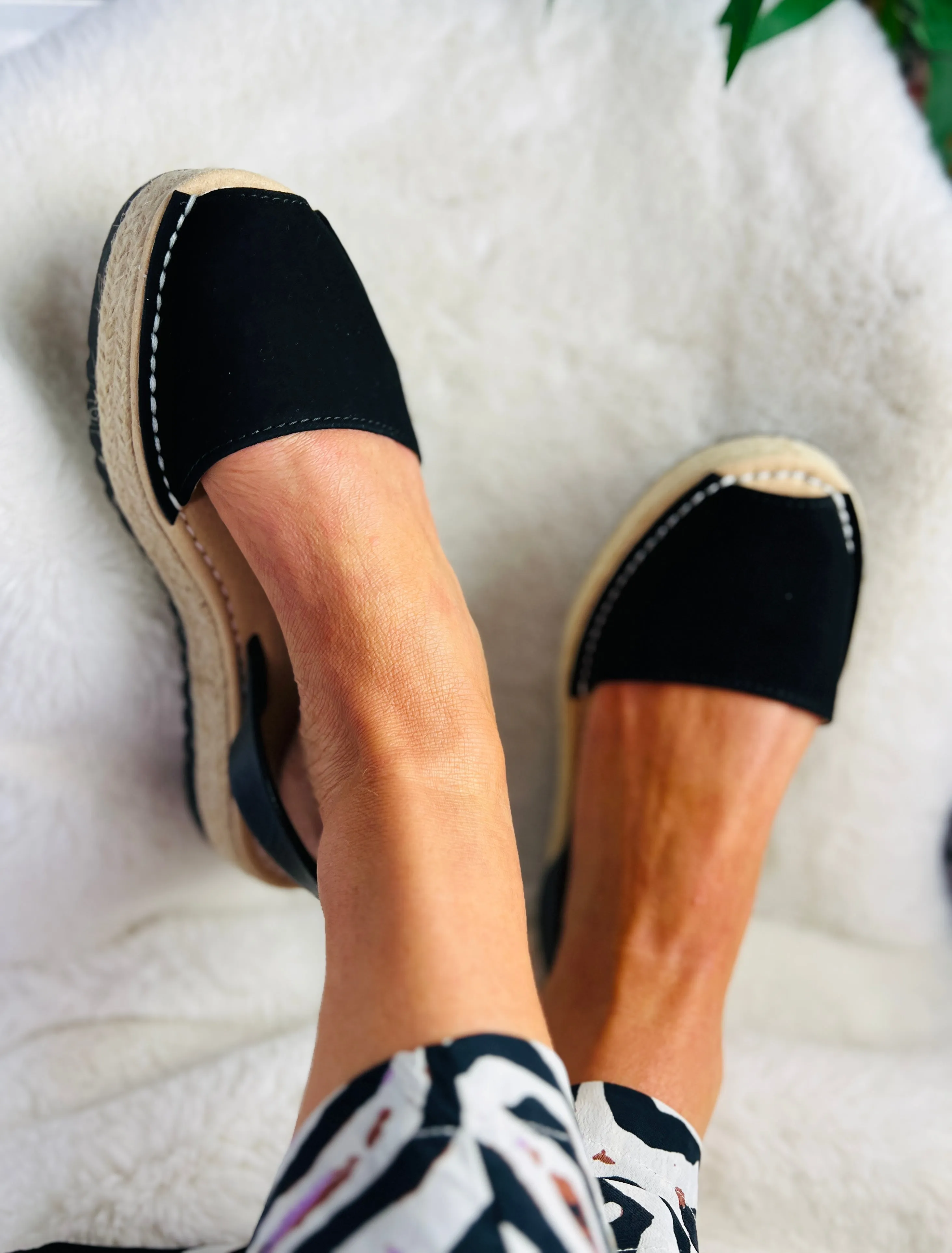 Mahon Black Lowforms